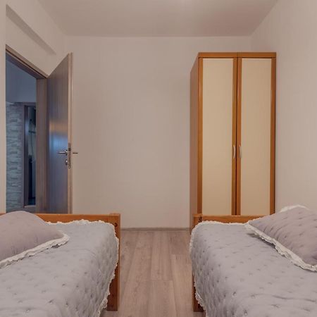 Holiday Home Insulam Mare โตรกีร์ ภายนอก รูปภาพ